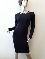 Сукня темно-синя з прикрасою на шиї облягає фігуру, стрейчеве плаття платье