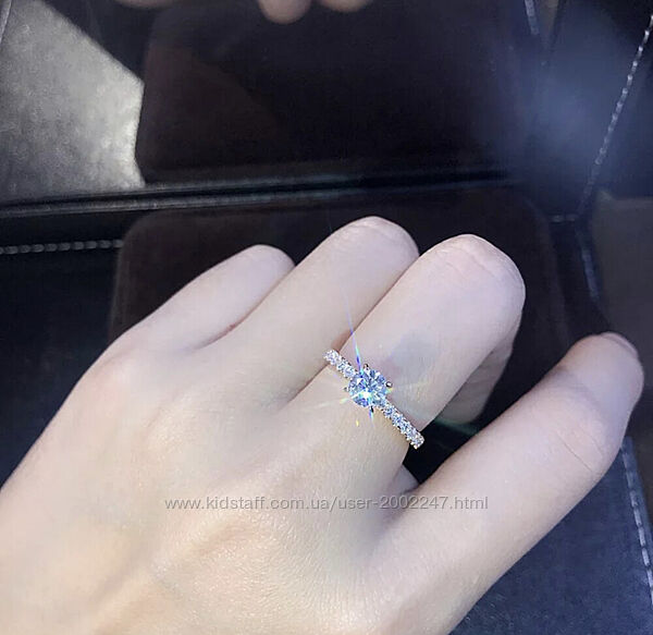 Красивое кольцо с камнем