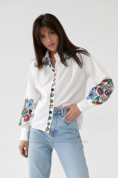 Жіноча сорочка з квітковою вишивкою