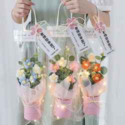 Букет квітів в&acuteязаний із підсвіткою чудовий подарунок коханій чи подружці