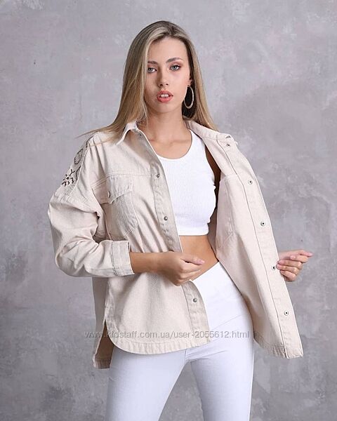 Джинсова куртка на кнопках з накладними кишенями