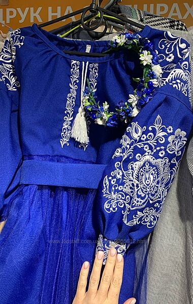 Синя пишна яскрава сукня для дівчинки з вишивкою