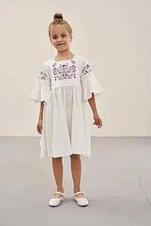 Сукня біла з різнокольоровою вишивкою