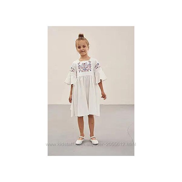 Сукня біла з різнокольоровою вишивкою 