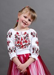 Біла блузка з червоною вишивкою рукав 3/4