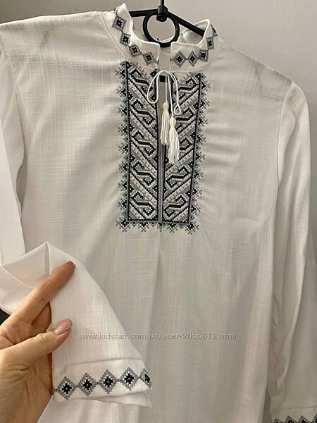 Біла вишиванка для хлопчика з чорно-сірою вишивкою