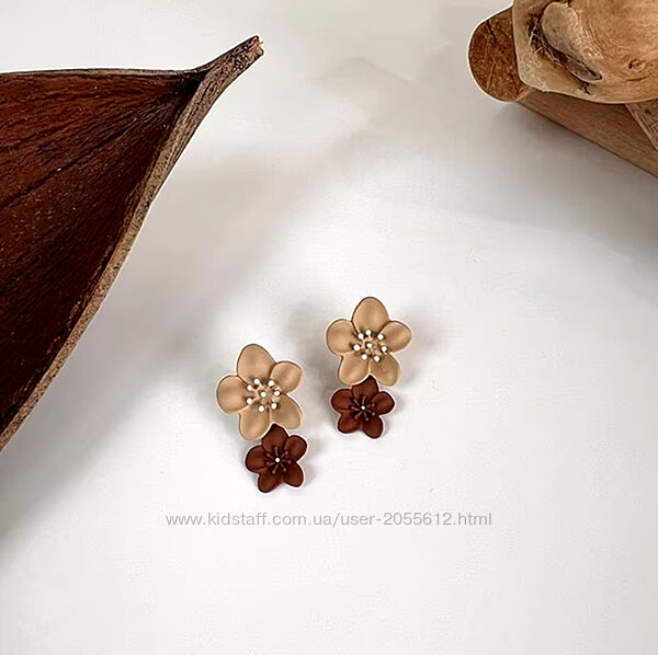 Сережки бежеві квіти подвійні гвоздики