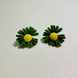 Сережки зелені квіти гвоздики
