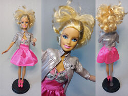 Колекція ляльок Барбі в оригінальному одязі з різних років та новий аутфіт