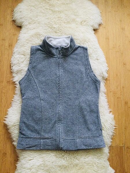 Акція 113 ISLE брендовий флісовий жилет S-M на змійці. комірець стійка,