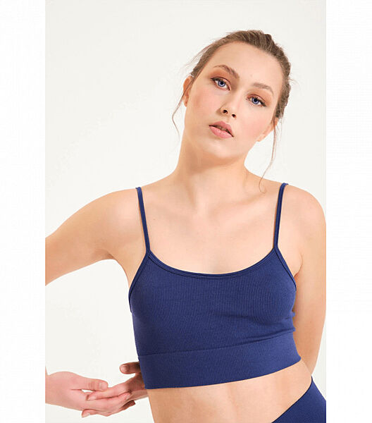 Безшовний спортивний топ на тонких бретельках