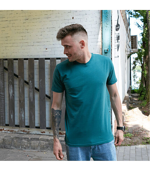 Чоловіча однотонна футболка