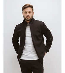 Тепла кофта на замку з накладною кишенею на рукаві