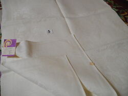 Нова красива льняна скатертина.