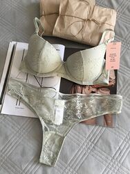 Роскошный комплект нижнего белья в бледном зеленом цвете 