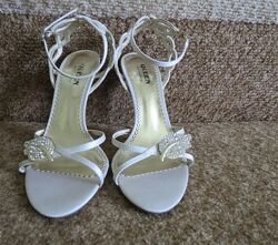 босоножки открытые бежевые Qween