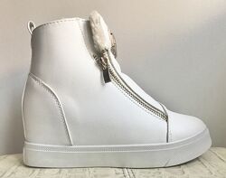 Зимние ботильоны на танкетке