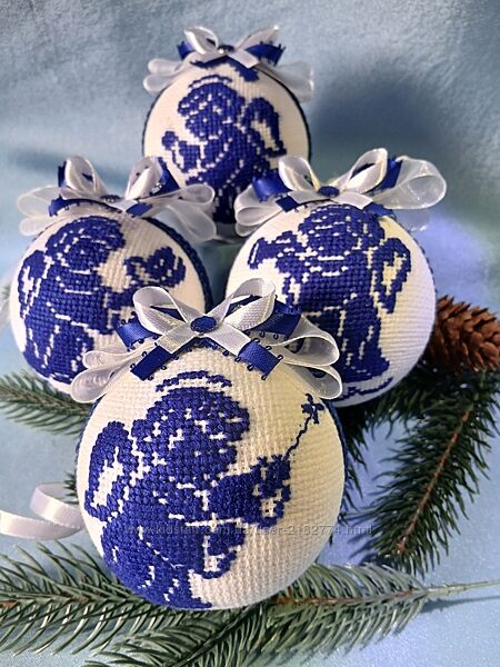 Новорічні іграшки вишиті 