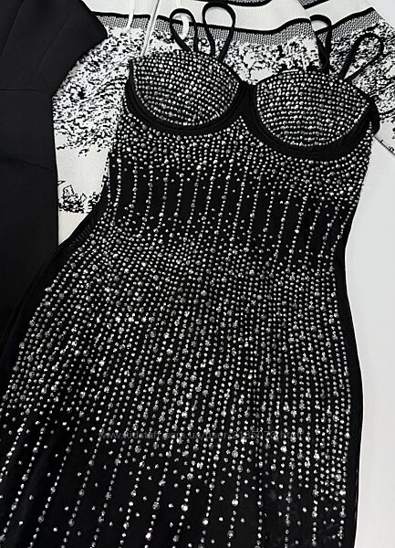 Сяюча сукня з камінням