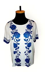 Футболка з синім квітковим принтом