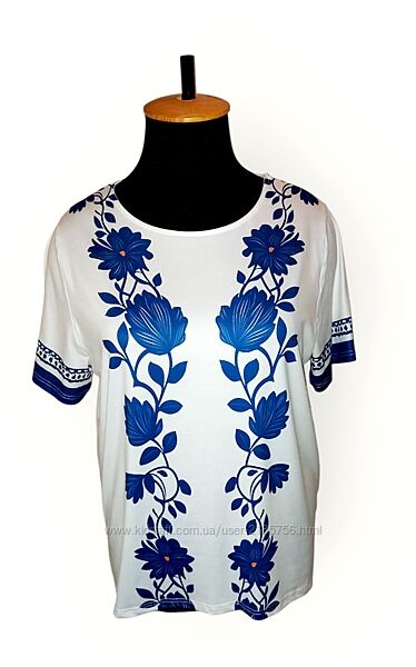 Футболка з синім квітковим принтом