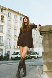 Роскошное платье Zara в шоколадном цвете с золотыми пуговицами 