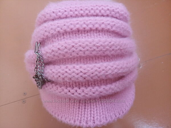 Вязана акрилово-шерстяна рожева шапка з сріблястою прикрасою фірма KAMEA